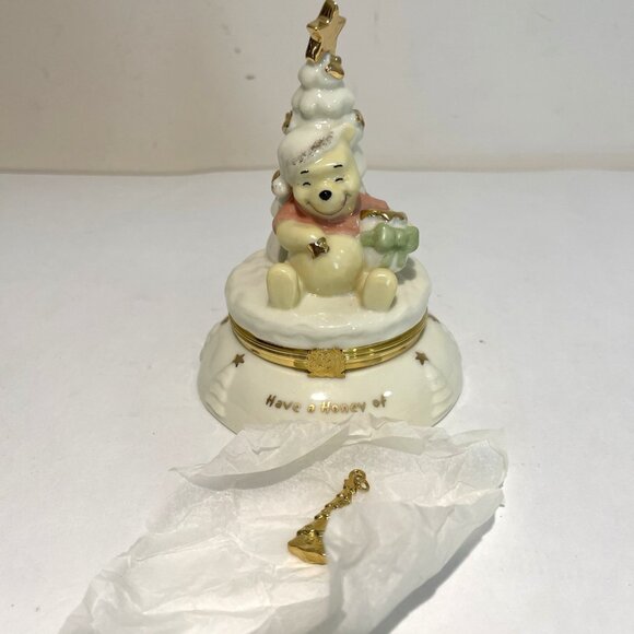 Lenox Disney A Pooh Sort Of Christmas Trinket Box Figurine with Charm  NWOB - Picture 1 of 11
